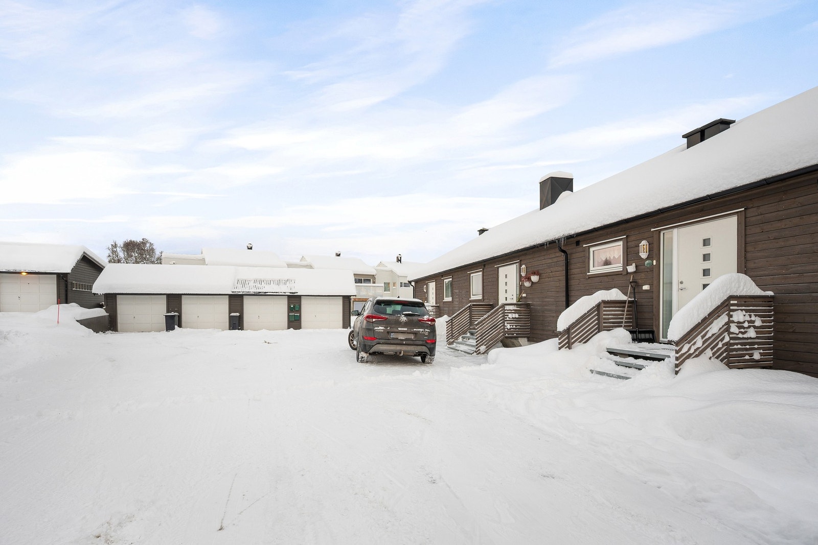 I tillegg til egen garasje er det mulighet for å parkere bil utenfor inngangsparti Galleribilde