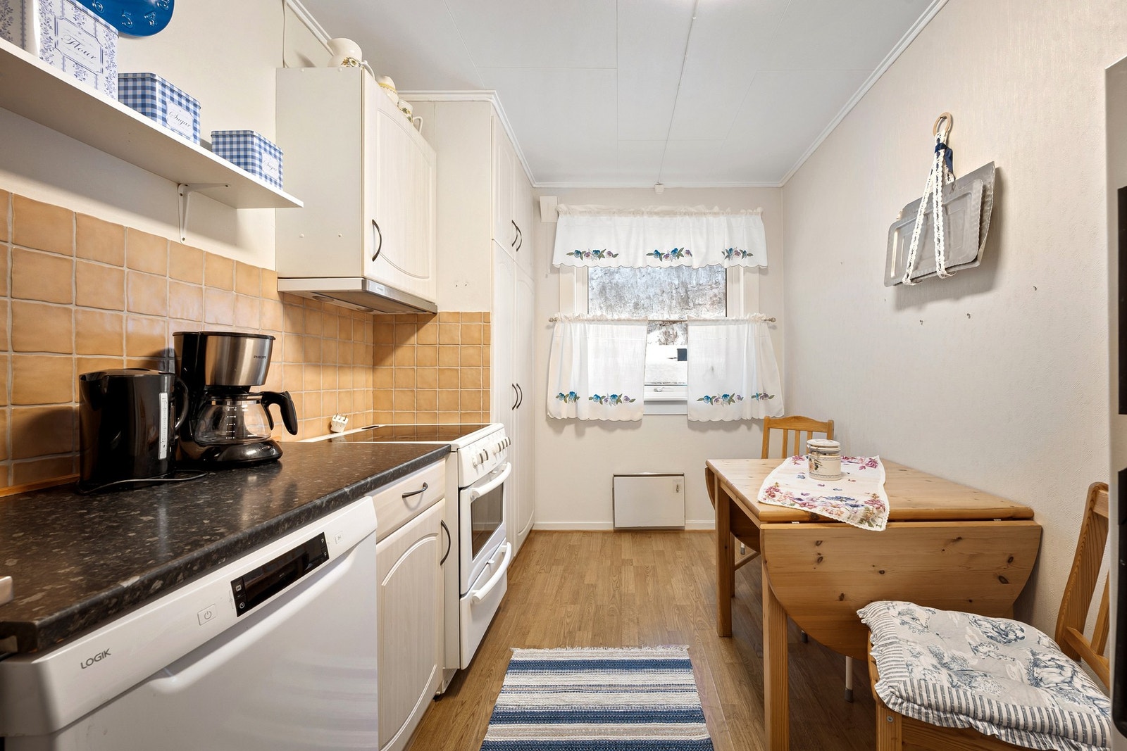 Rom for spiseplass på kjøkkenet, perfekt for frokost og kveldsmåltider Galleribilde