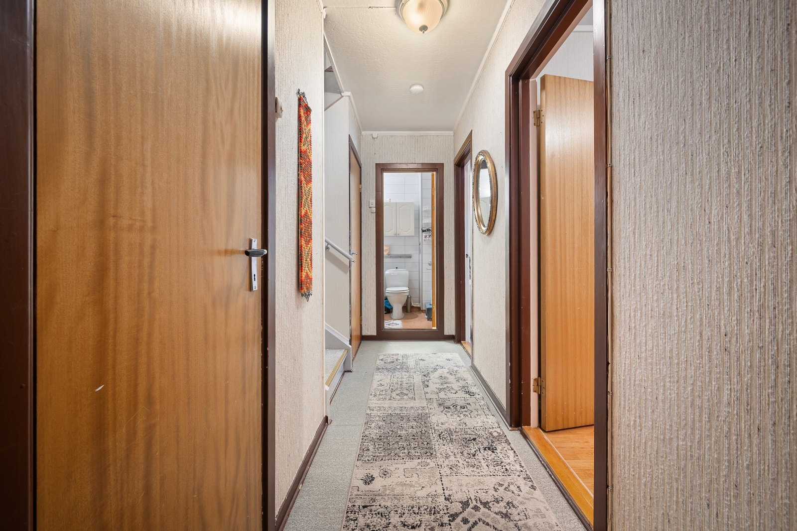 Dør til venstre for badet tar deg ned til kjeller med ekstra lagringsplass Galleribilde