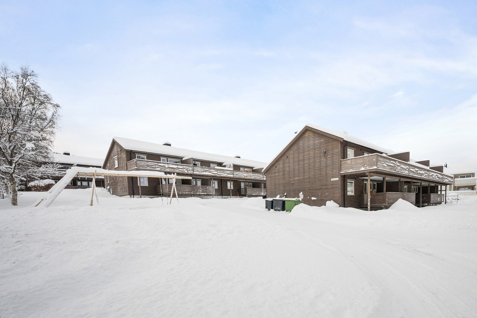 Lekestativer og hage utenfor boligen gir fine utearealer for barna, og området er lite trafikkert Galleribilde