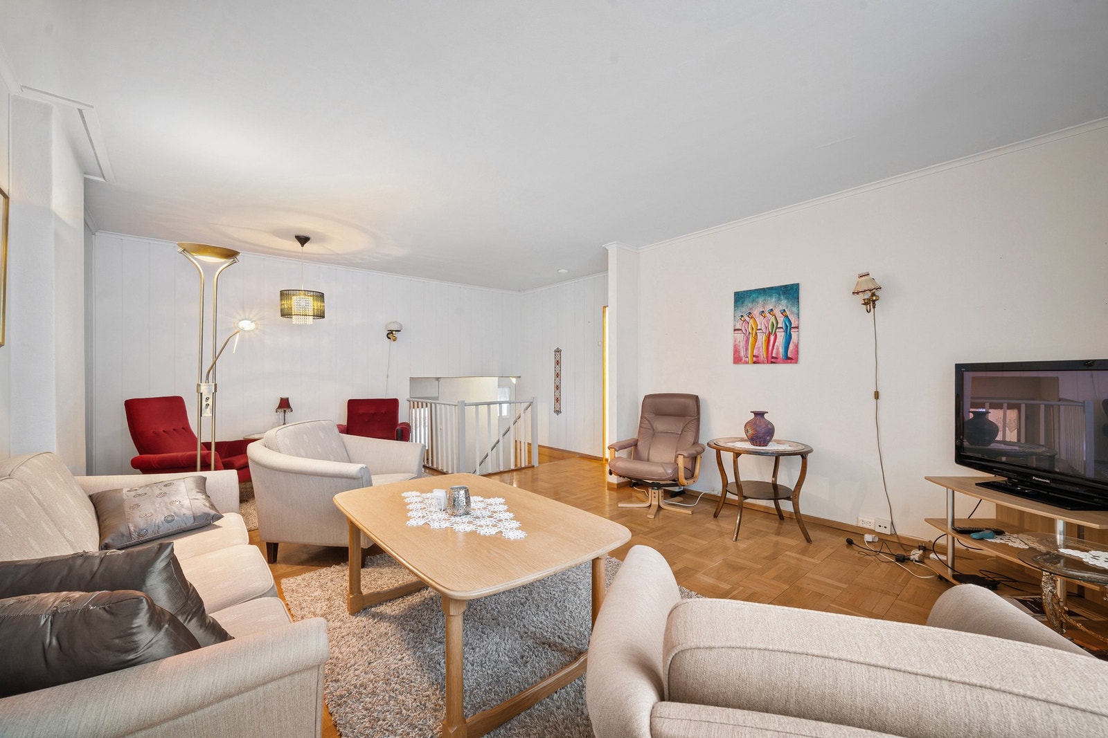 Boligen er delt inn i fire halvplan, med stue, kjøkken og vaskerom øverst Galleribilde