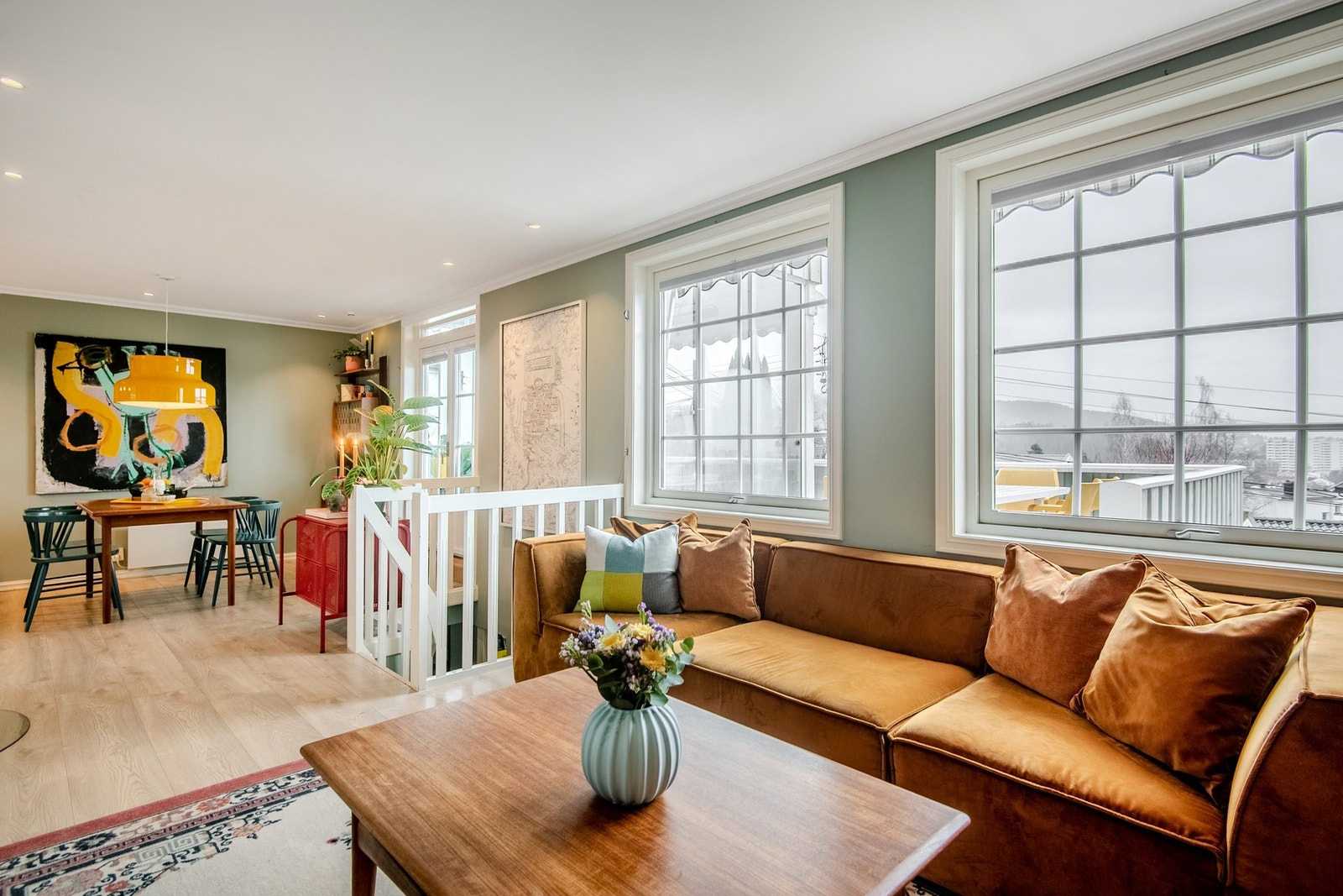 En moderne og innholdsrik leilighet over to plan som er smakfullt oppgradert i 2018. Galleribilde