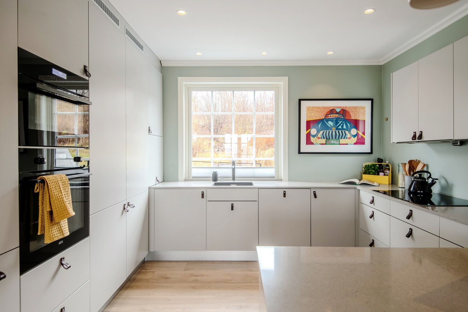 Her er alt på plass for den matglade - integrert induksjonstopp, stekeovn, kompaktovn, oppvaskmaskin, integrert kjøleskap og integrert fryseskap. Galleribilde