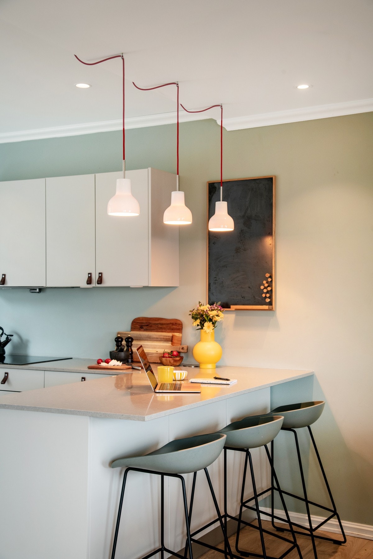 Den praktiske barløsningen skaper en uformell møteplass i hverdagen, perfekt både til frokost og sosiale kvelder. Galleribilde