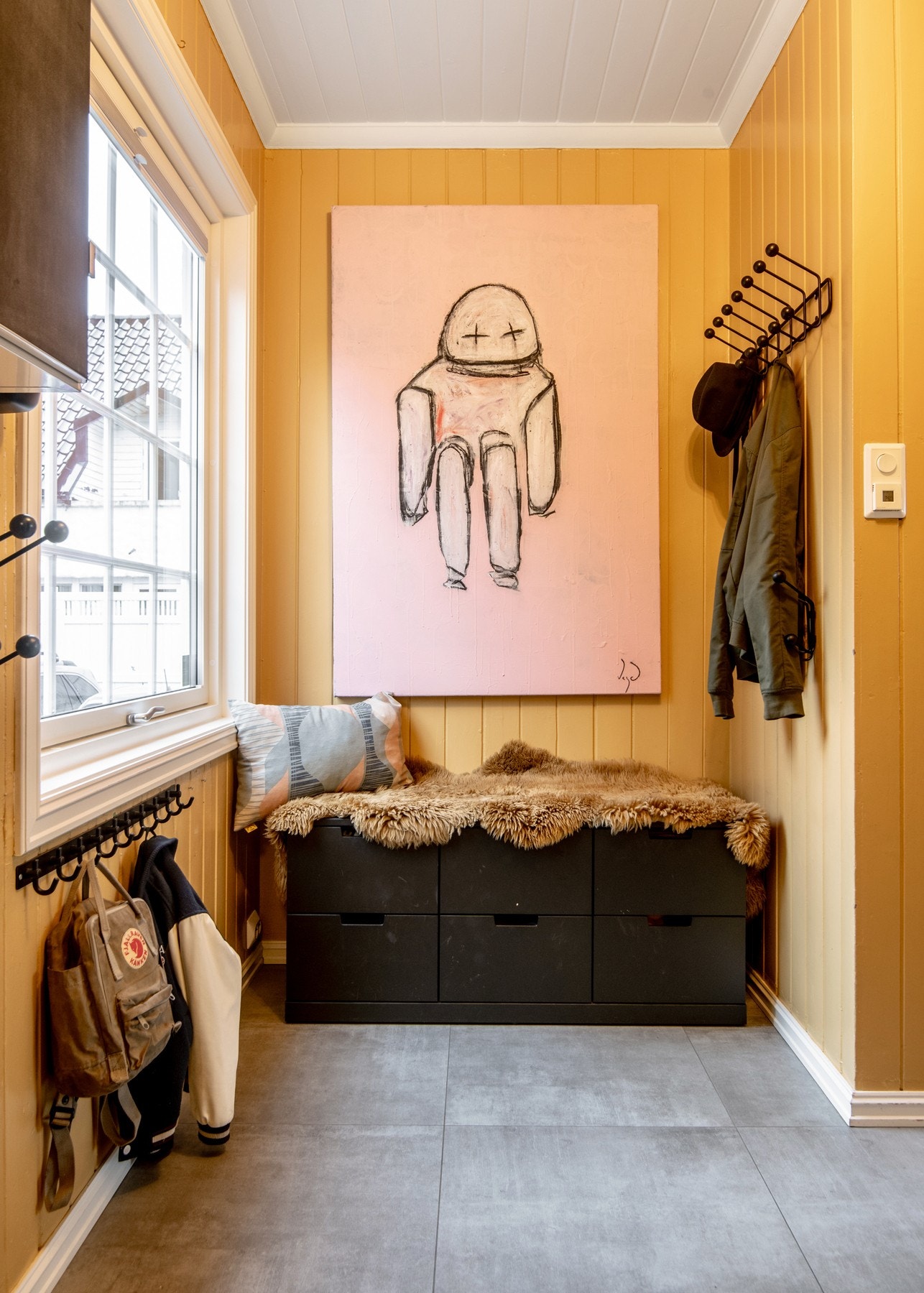 Her finner du en skyvedørsgarderobe og plass til ekstra møblement, slik at sko, yttertøy og hverdagsutstyr enkelt kan organiseres. Galleribilde