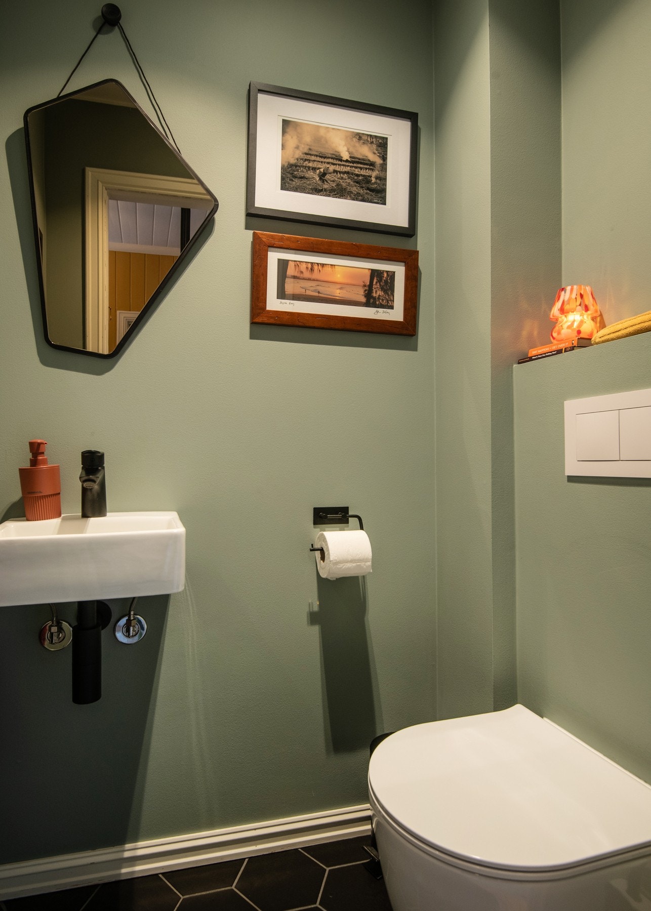 Moderne toalettrom, totalrenovert i 2018 med flislagt gulv, gulvvarme, malte overflater i en dempet grønnfarge og stilren innredning. Galleribilde