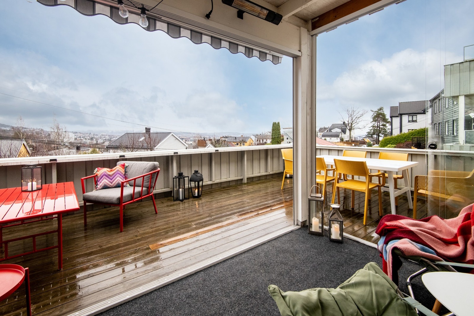 Terrassen inkluderer en innglasset del på ca. 8 kvm, noe som gjør den brukbar store deler av året. Galleribilde