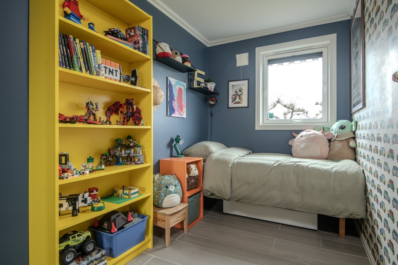 De to øvrige soverommene har flislagte gulv for en robust og moderne finish. Galleribilde