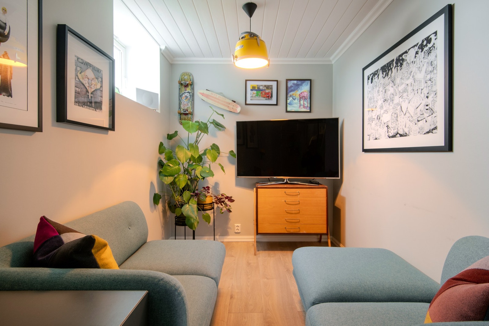 Den koselige tv-stuen har laminatgulv med varme og god plass til sofamøblement, spillstasjon, lekser eller filmkvelder. Galleribilde