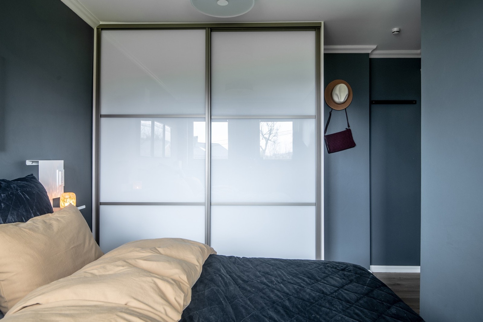 Hovedsoverommet byr på laminatgulv, skyvedørsgarderobe og direkte utgang til markterrassen. Galleribilde