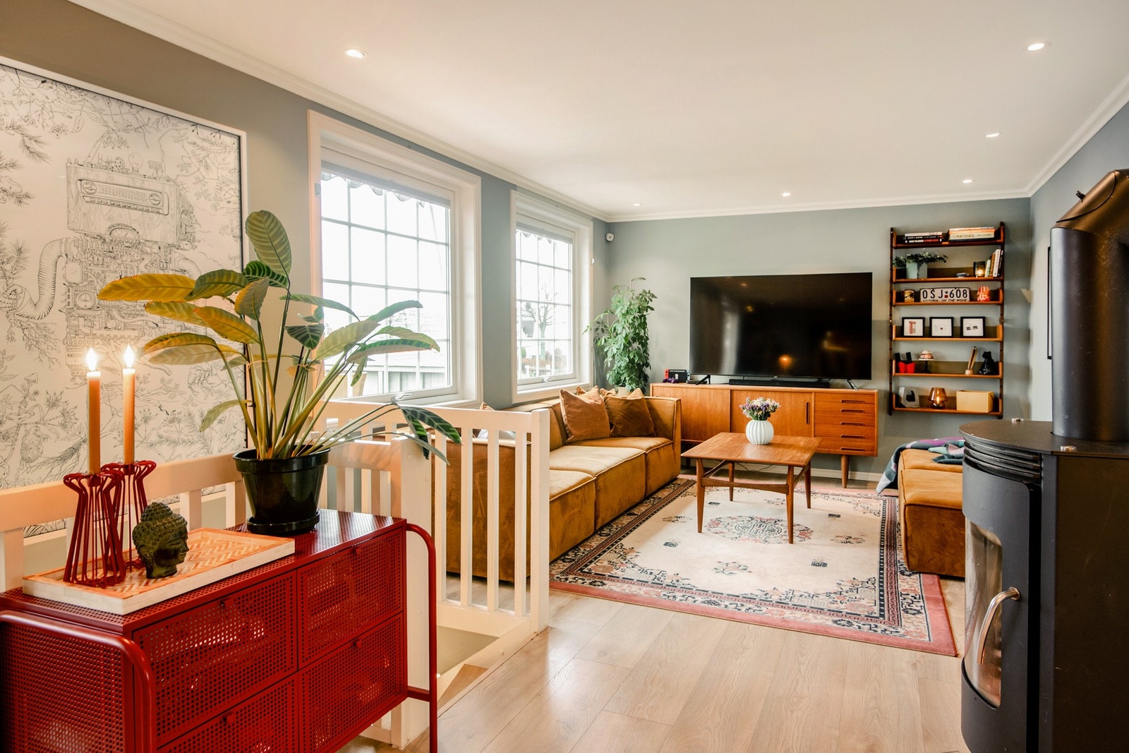 Hjemmets naturlige samlingspunkt er den åpne stue- og kjøkkenløsningen som bader i lys fra store vindusflater. Galleribilde