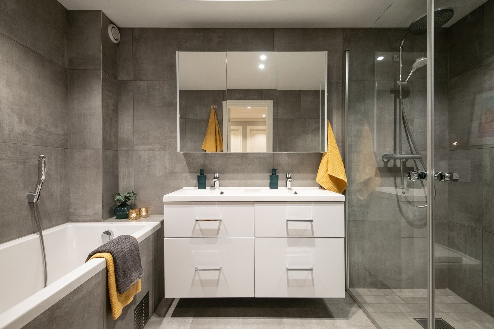 Badet er et av boligens høydepunkter - lekkert, moderne og pusset opp i 2018. Galleribilde