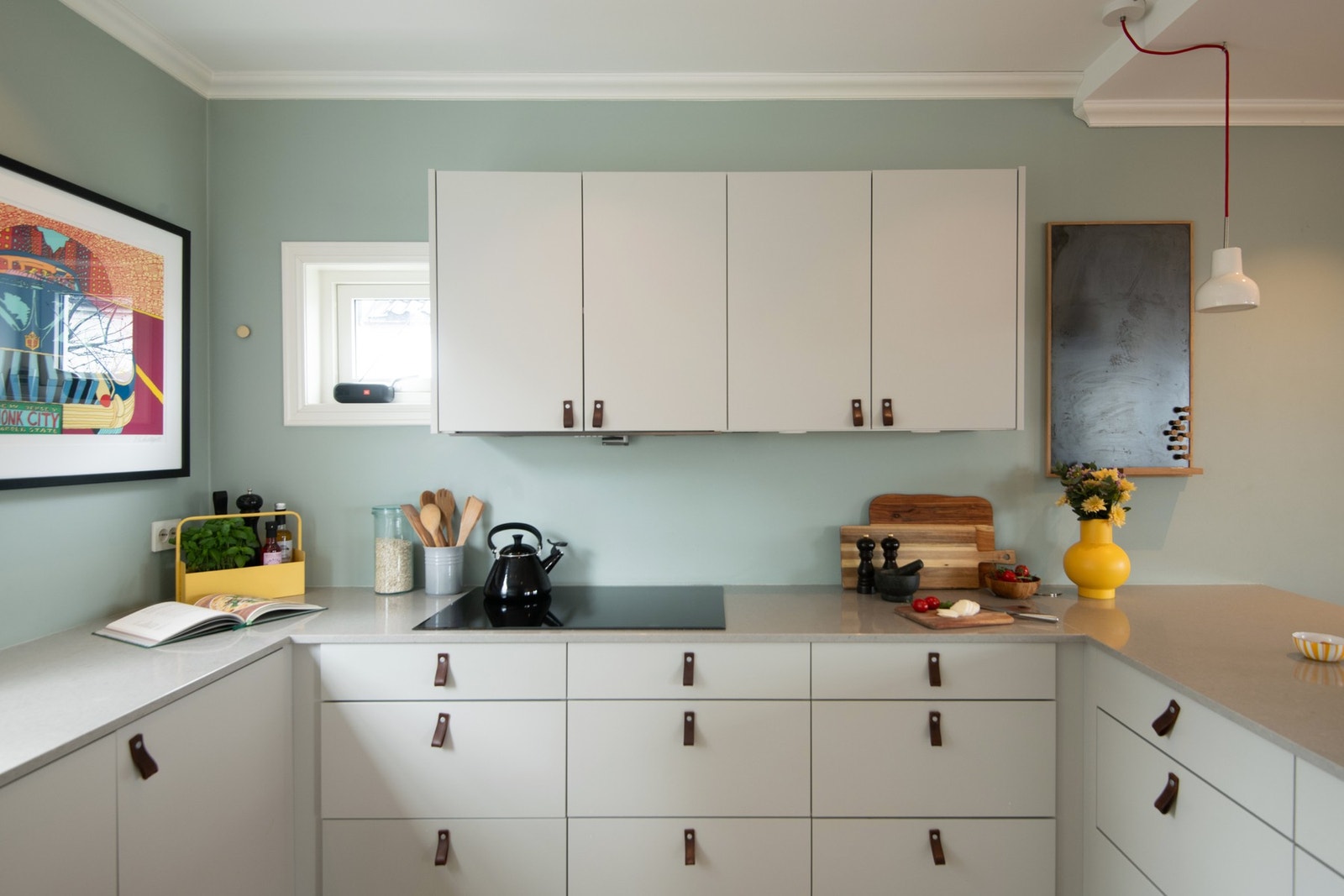 Ventilator med avtrekk gjennom yttervegg sørger for god luftkvalitet, og både komfyrvakt og automatisk vannstopper er montert for ekstra trygghet. Galleribilde