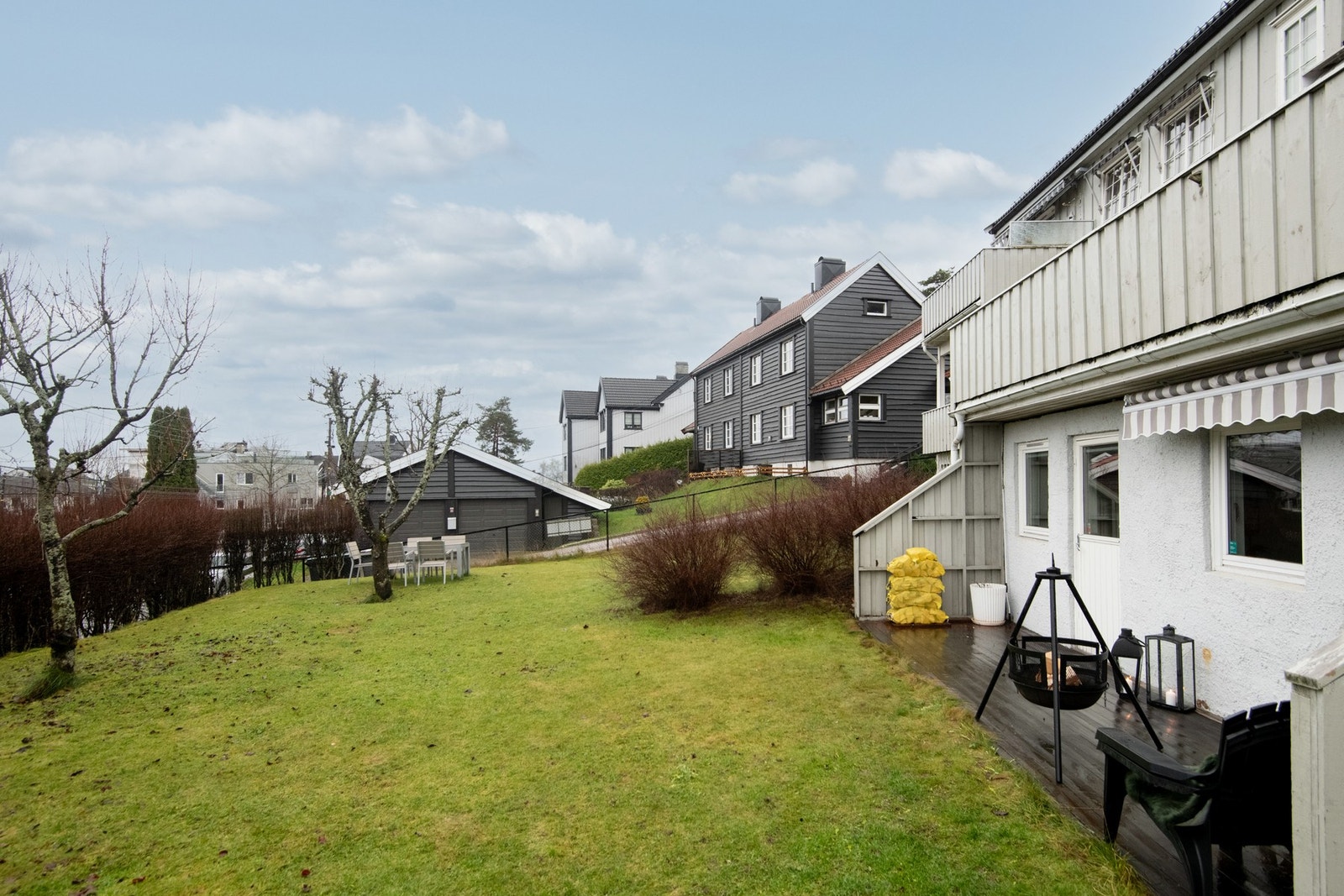 Fra hovedsoverommet har du utgang til en trivelig markterrasse på ca. 12 kvm, utført i trekonstruksjon med terrassebord og levegger som gir både skjerming og ro. Galleribilde