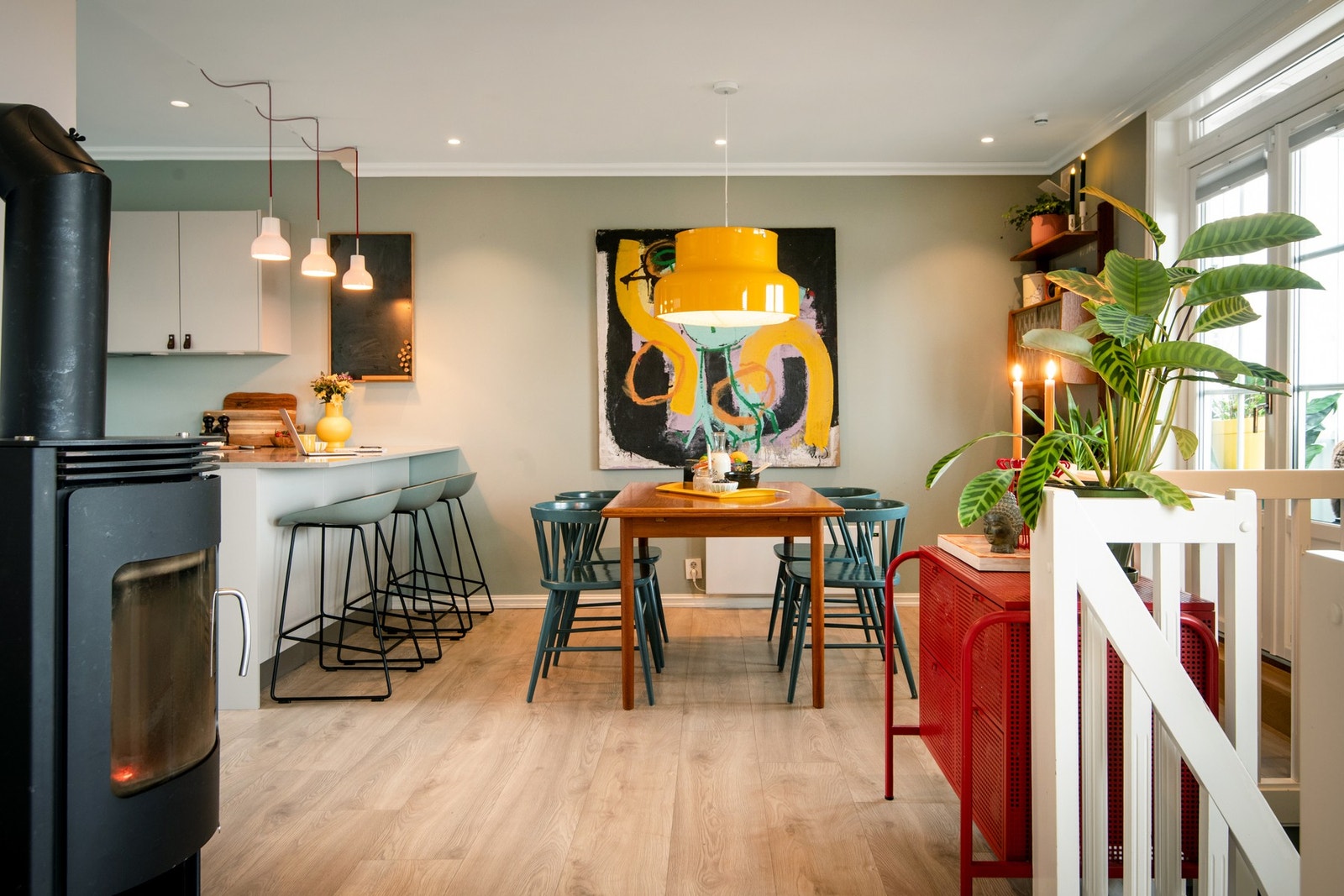 I stuedelen finner du en peisovn med glassdør som skaper en lun atmosfære gjennom vintermånedene. Galleribilde