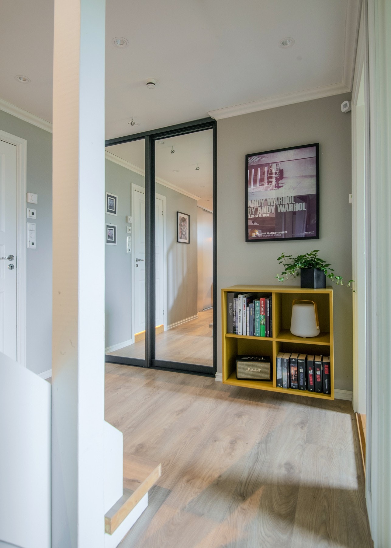 Gang underetasje. Det er 2 skyvedørsgarderober i gang i underetasje og tre andre plassbygde garderober. Galleribilde