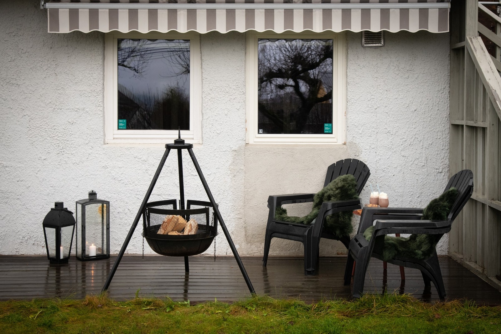 En montert markise gjør dette til et herlig sted å starte dagen, avslutte kvelden - eller nyte stille stunder gjennom hele sommeren. Galleribilde