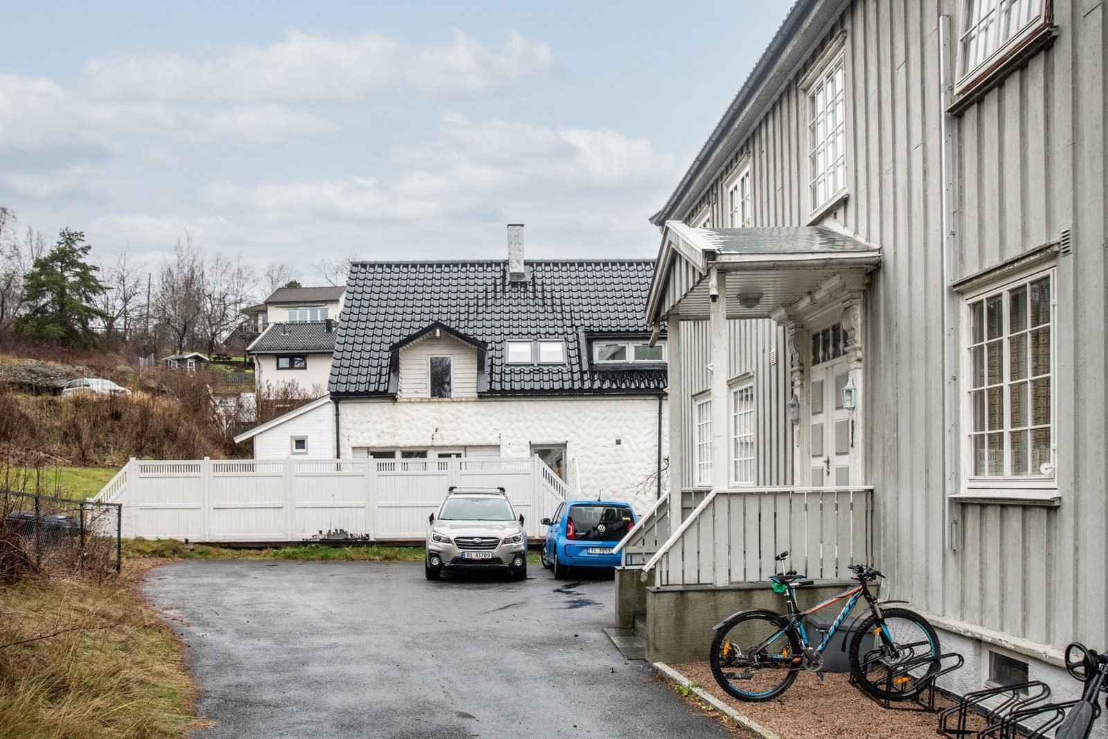 Det er parkering på felles tomt. Galleribilde