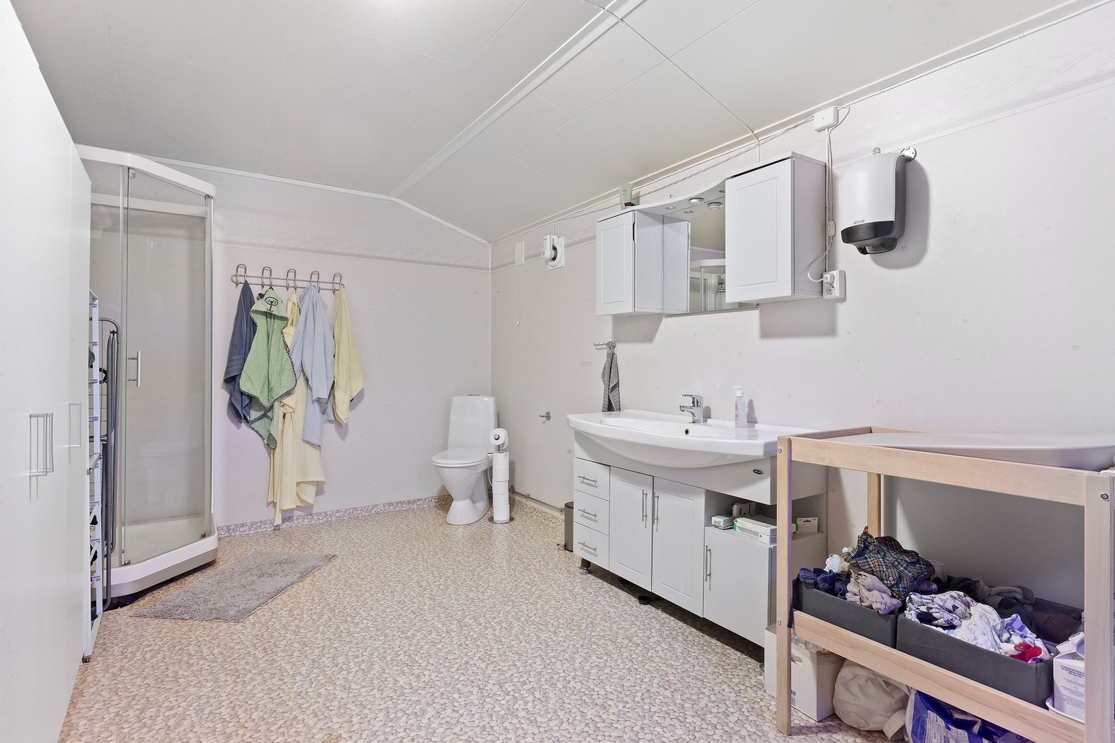 Romslig bad/vaskerom med behagelig varme i gulv. Galleribilde