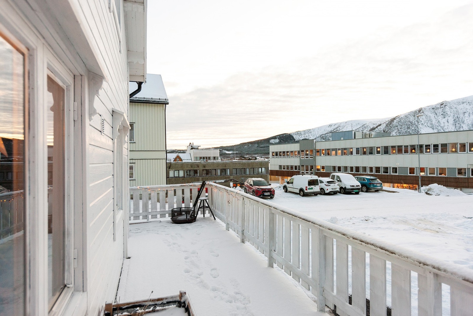 Veranda som strekker seg rundt boligen. Galleribilde