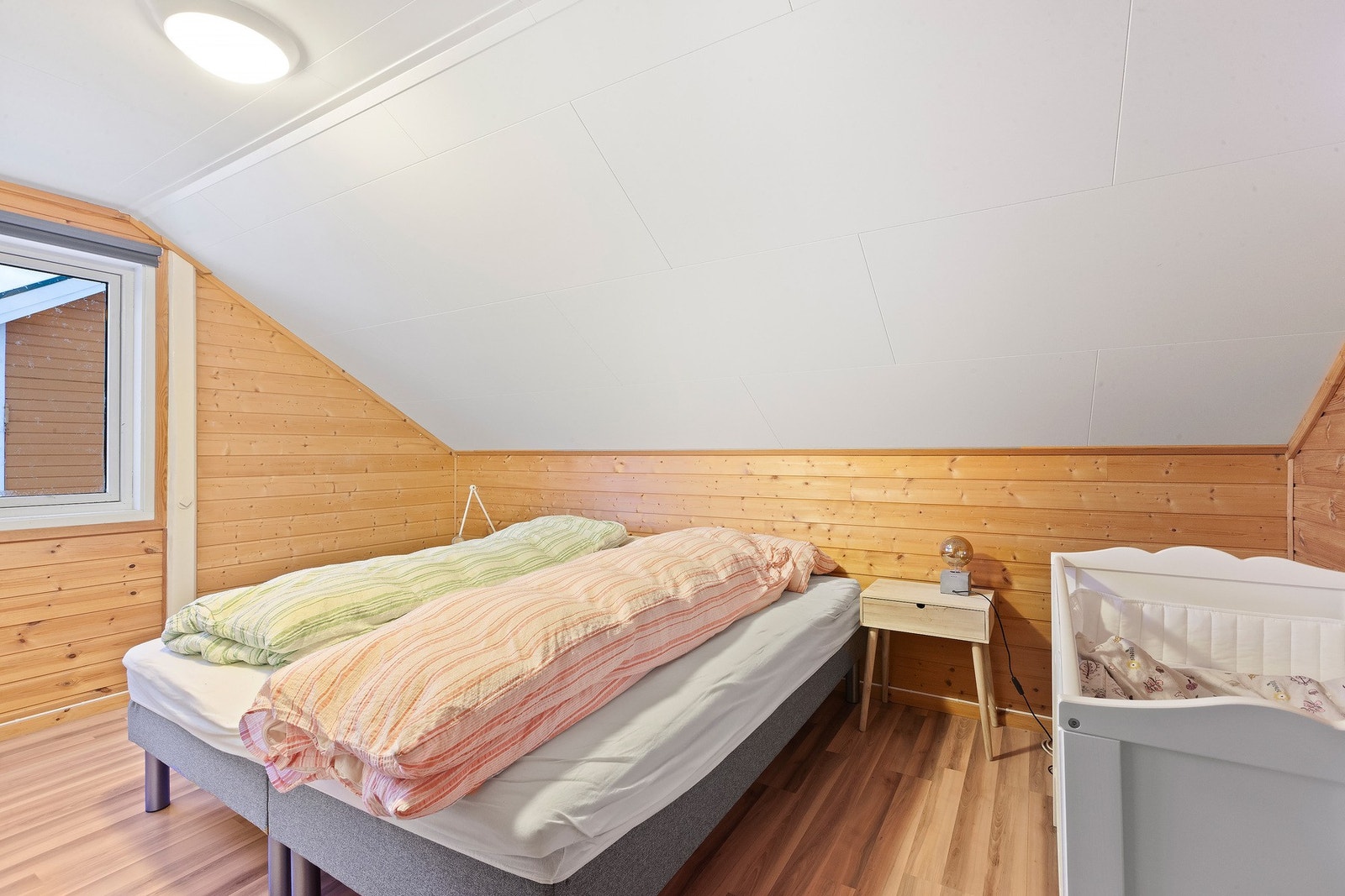Disp. rom som benyttet som soverom i dag. Ikke godkjent som soverom pga. krav til rømningsvindu. Galleribilde