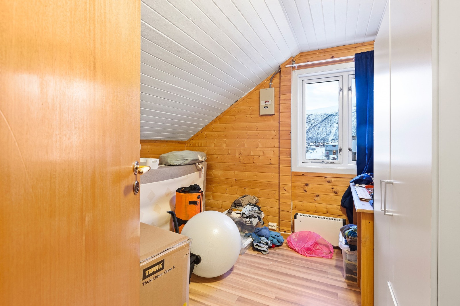 Disp. rom som benyttet som soverom i dag. Ikke godkjent som soverom pga. krav til rømningsvindu. Galleribilde