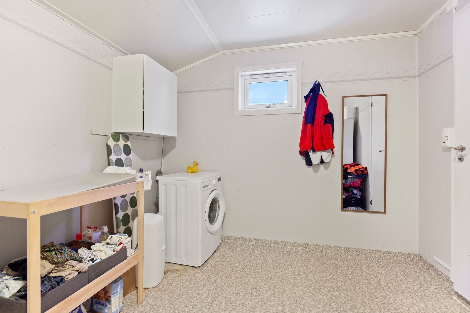 God plass til vaskemaskin og oppbevaring. Galleribilde