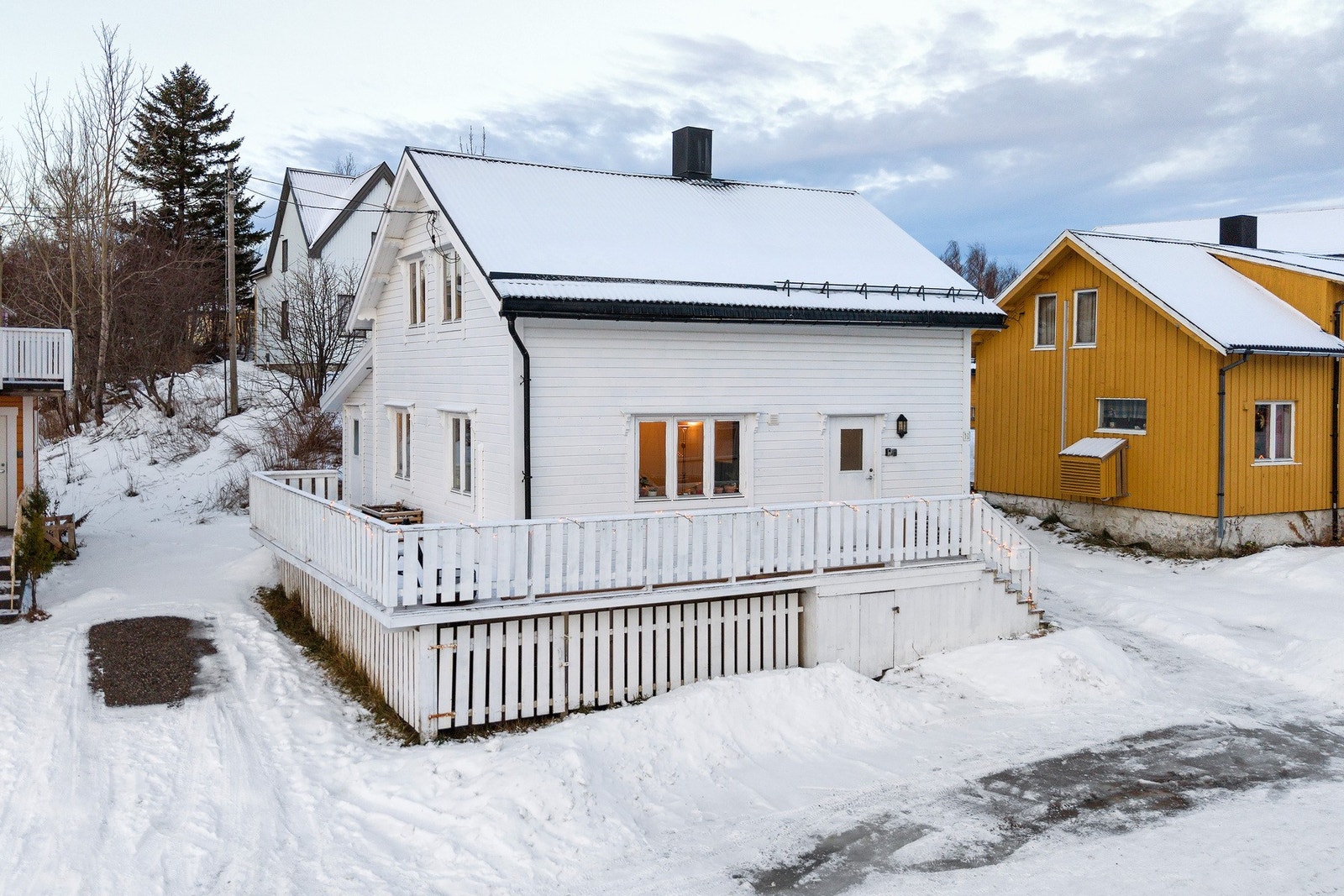 Liten enebolig midt i sentrum av Stokmarknes. Galleribilde