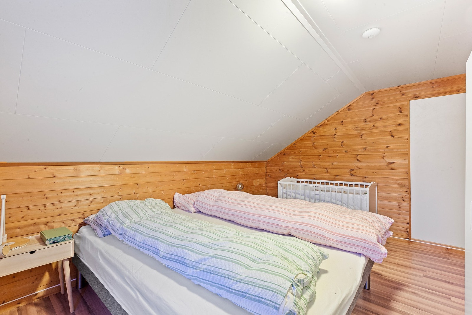 Disp. rom som benyttet som soverom i dag. Ikke godkjent som soverom pga. krav til rømningsvindu. Galleribilde