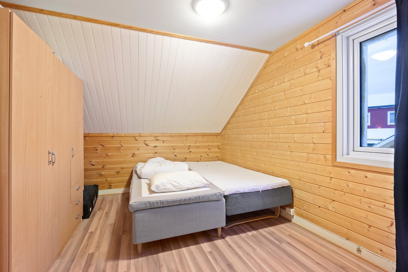 Disp. rom som benyttet som soverom i dag. Ikke godkjent som soverom pga. krav til rømningsvindu. Galleribilde