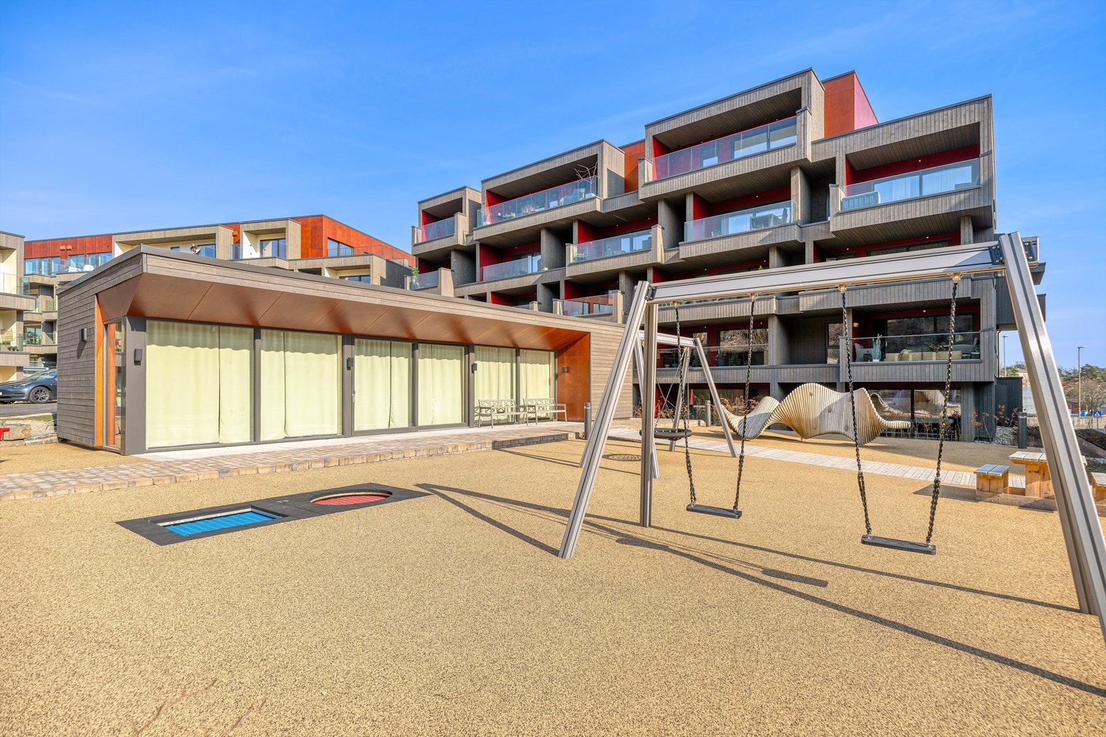 Den 100 kvadrat- meter store vinterisolerte hagestuen er i særklasse med kjøkken, bad, toalett og en lounge med sitteplasser nok til store og små anledninger (Kan leies) Galleribilde