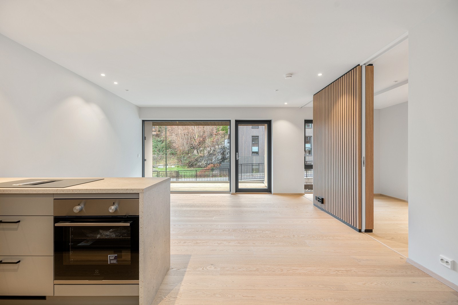 Stuedelen er lys og romslig og har plass til både sitte- og spisegruppe for flere personer Galleribilde