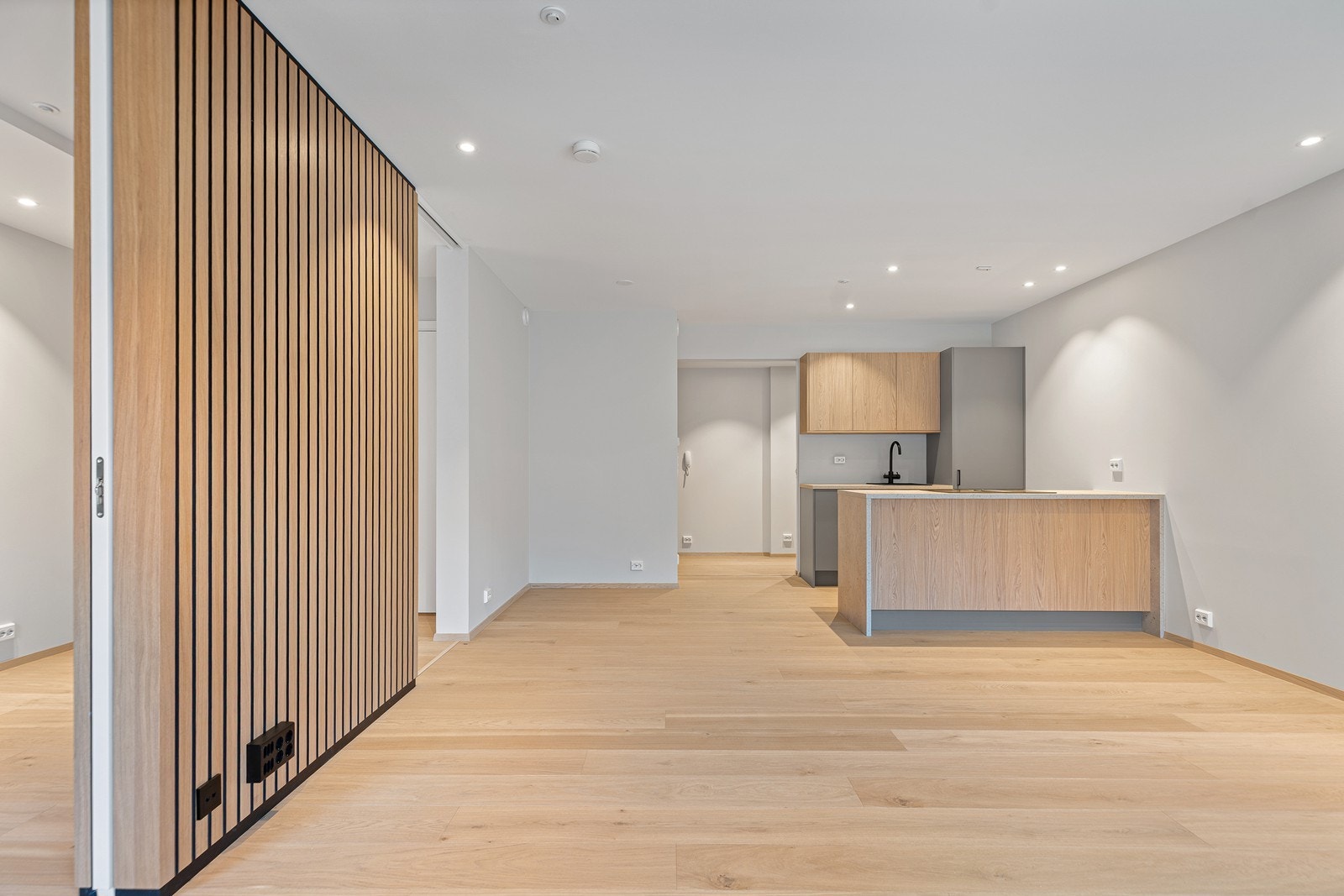 Innvendig er det lyse og slette flater, eikeparkett, gipsmalte vegger, spotter i tak, flislagt bad og integrerte hvitevarer på kjøkken Galleribilde