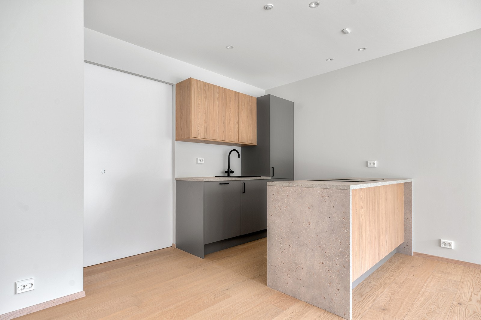 Kjøkkenet er moderne og har innredning fra Strai Kjøkken - komplett med det du trenger i hverdagen! Galleribilde