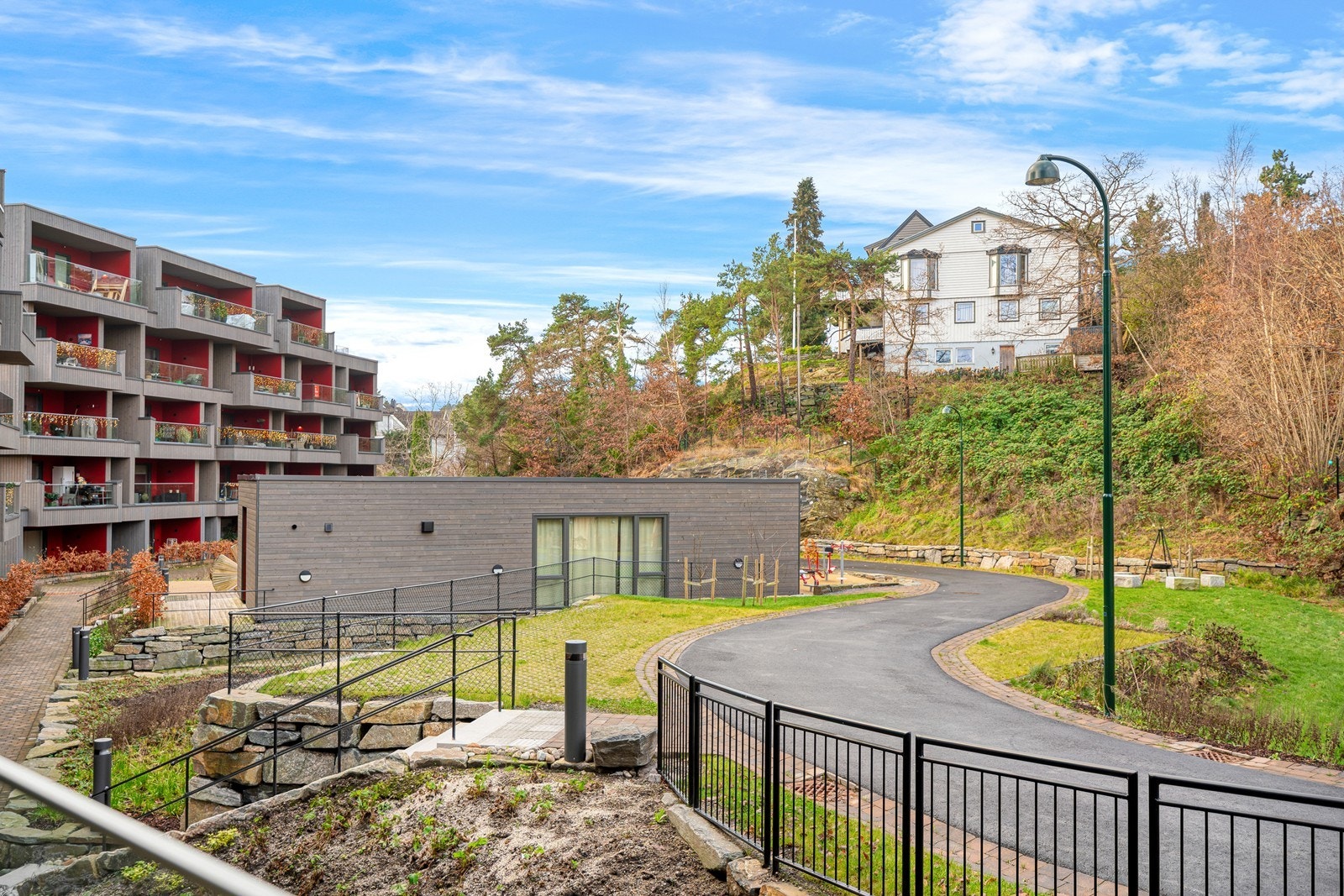 Flotte fellesområder med plen, trær, blomster, stier benker og lekeplass, blir det en attraktiv møteplass for alle som skal bo her Galleribilde