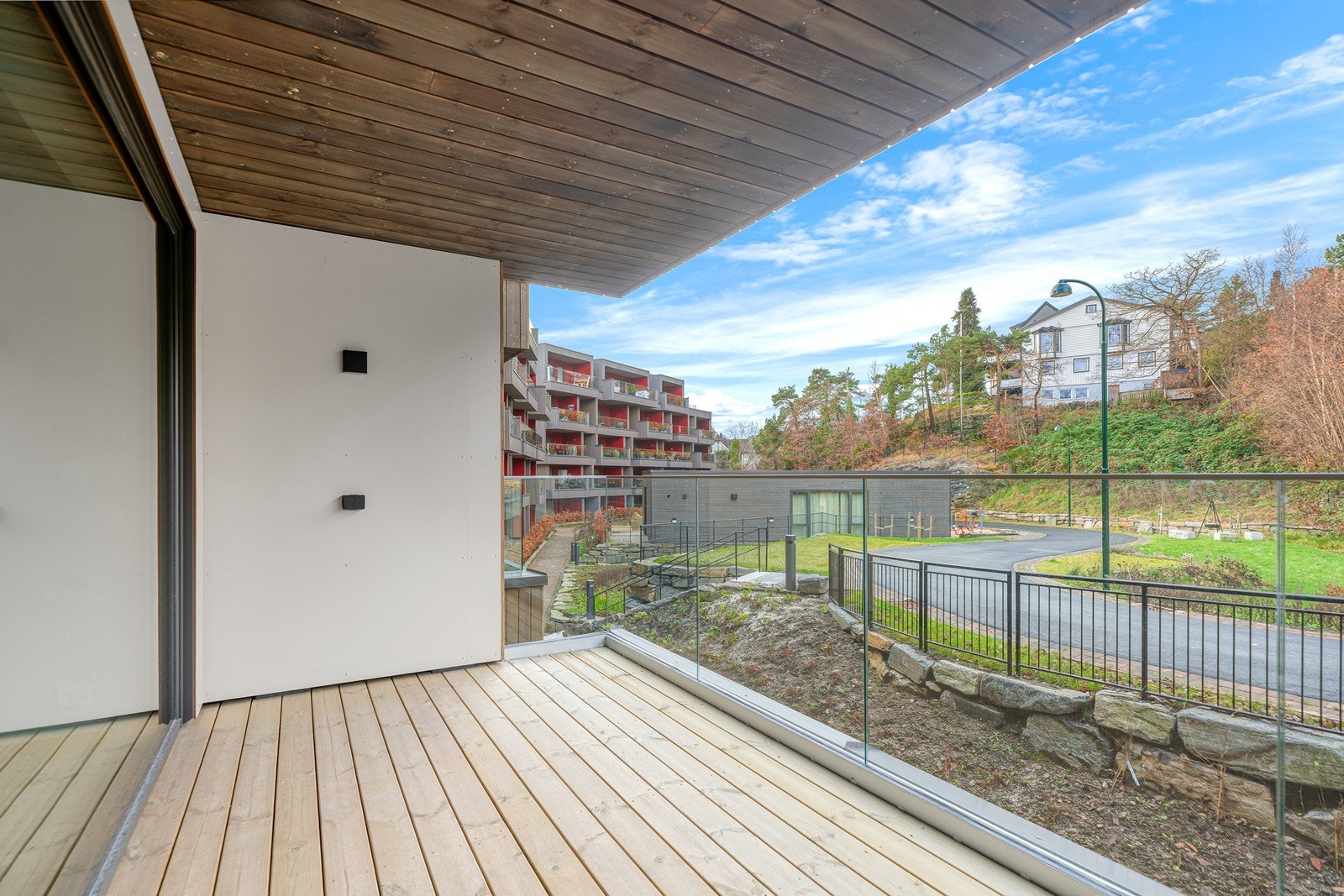 Ut fra stuen er det en fin og solrik terrasse med god plass til utemøbler, grill og beplantning Galleribilde