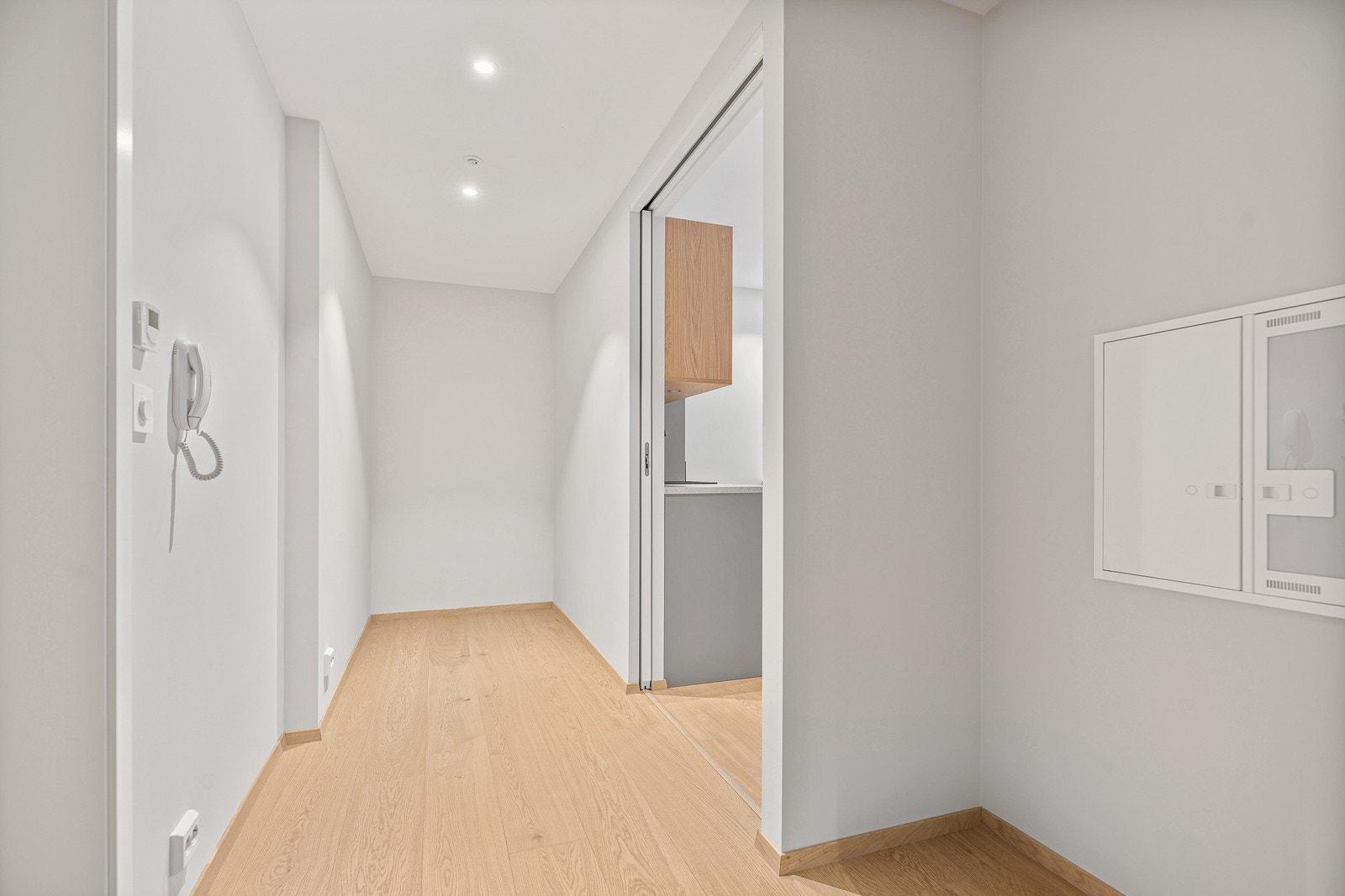 Lys og romslig entre med god plass til garderobemøblement - callinganlegg ved inngangsdøra Galleribilde