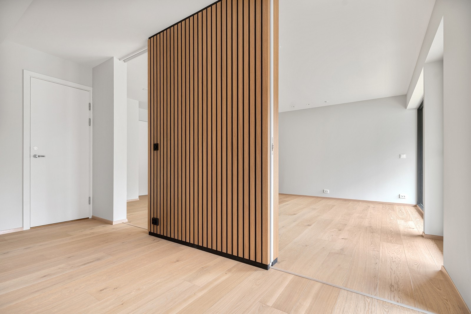 Soverommet er praktisk med 2 skyvedører på hver side slik at du kan har plass til møblering av stor seng, nattbord og garderobeløsning Galleribilde