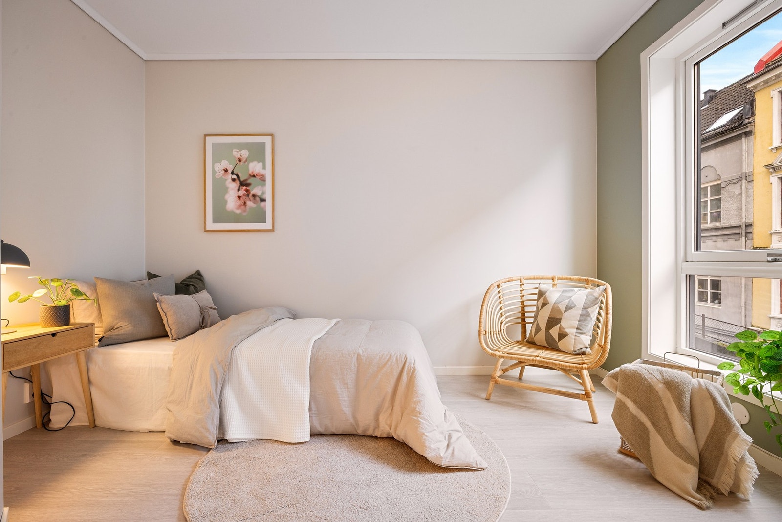 Koselig soverom med en dus farge på veggene. Galleribilde