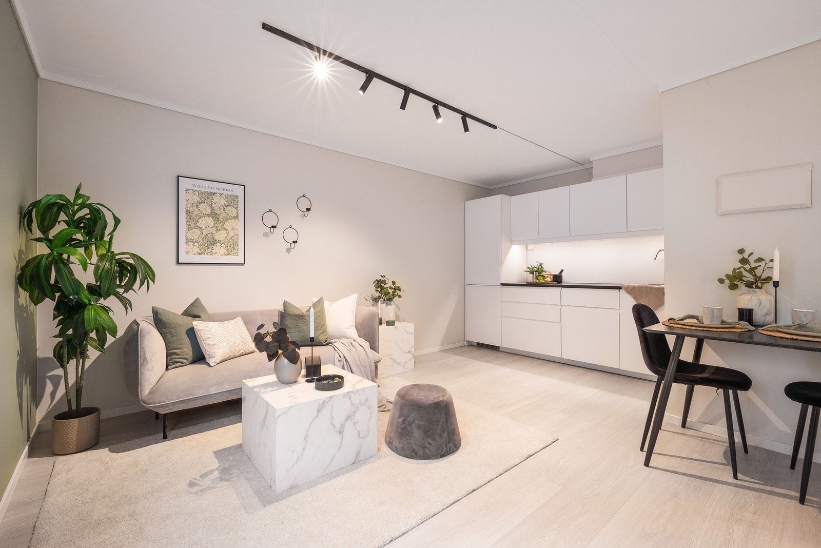 Overflater i leiligheten ble malt i 2024. Arbeidet ble utført av K. Nielsen AS. Galleribilde