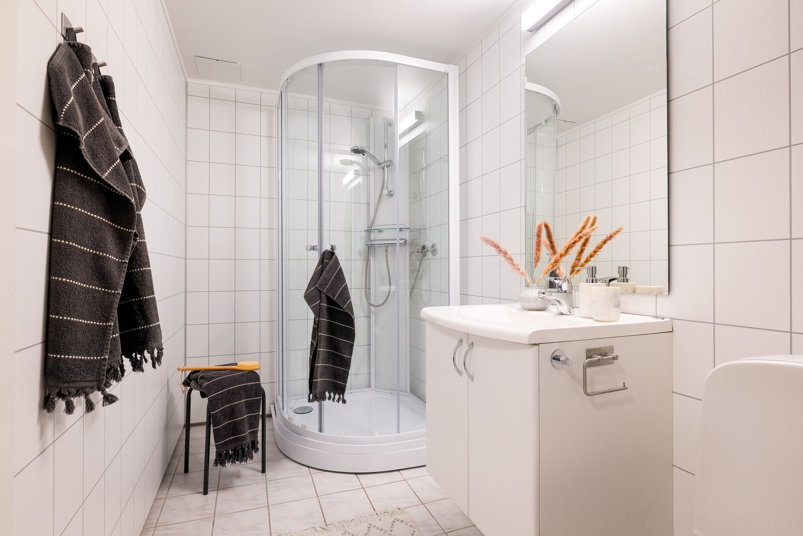 Det er dusjkabinett med bunn og bakvegger slik at dusjvann går direkte i sluk. Dette fører til minimal fuktpåvirkning på gulv/vegger ved dusjing. Galleribilde