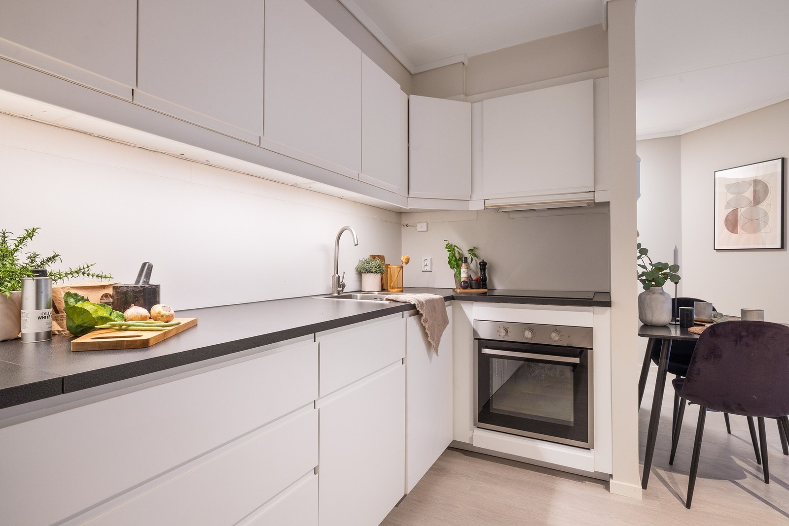 Det er god benkeplass og godt med både skuffer- og skap. Galleribilde