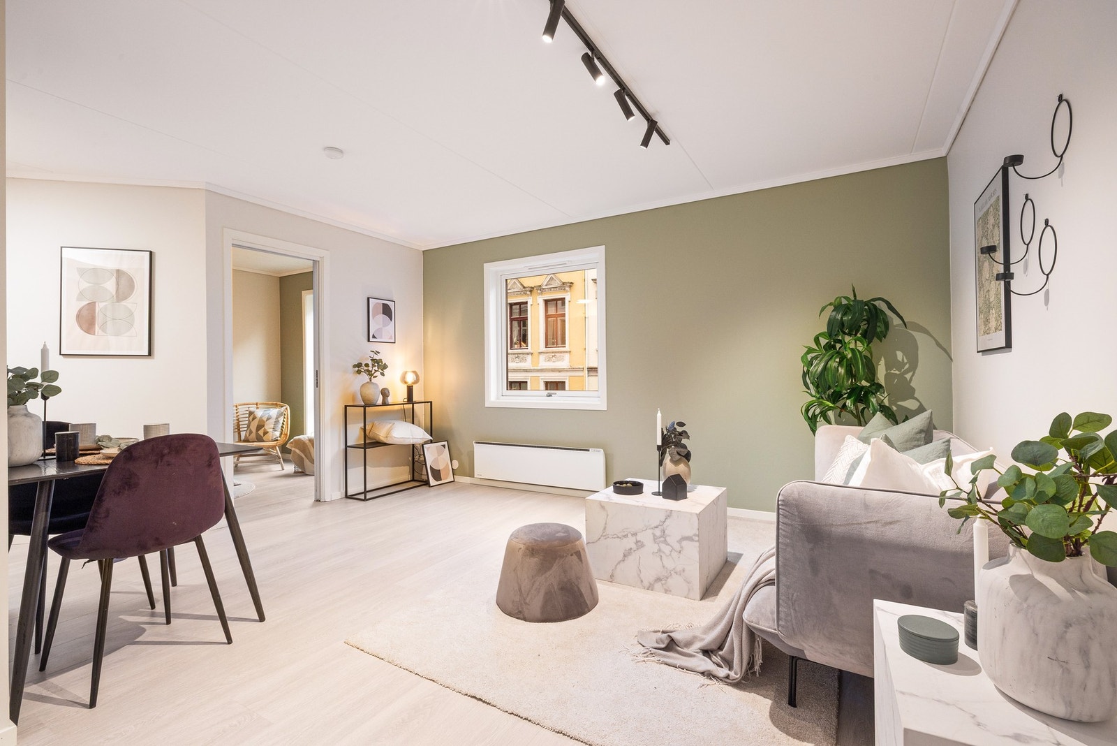 Lys og fin leilighet med en arealeffektiv planløsning. Leiligheten ligger i 1.etasje, men det er ingen innsyn. Galleribilde