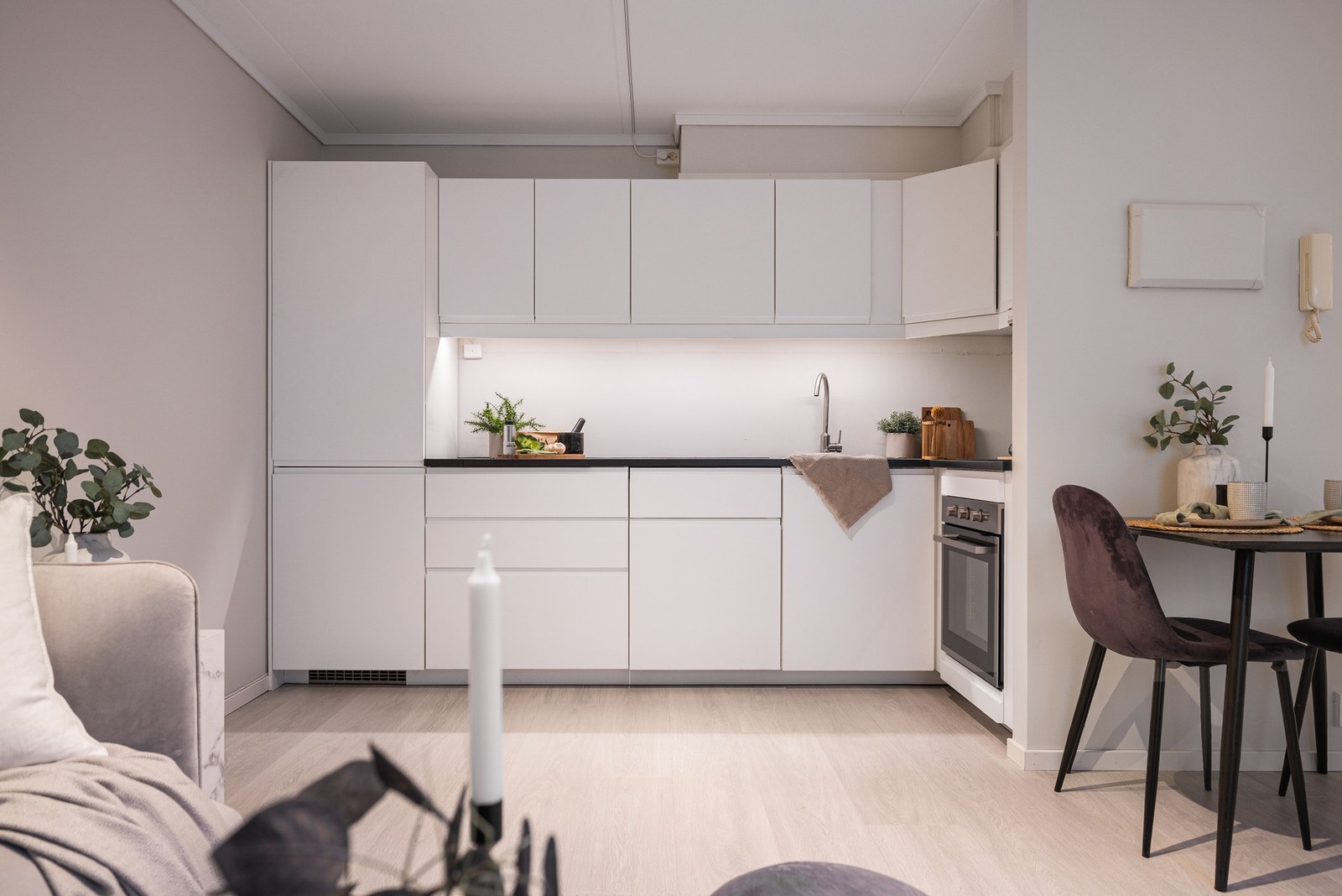 Pent og moderne kjøkken med hvitevarer som følger med. Galleribilde