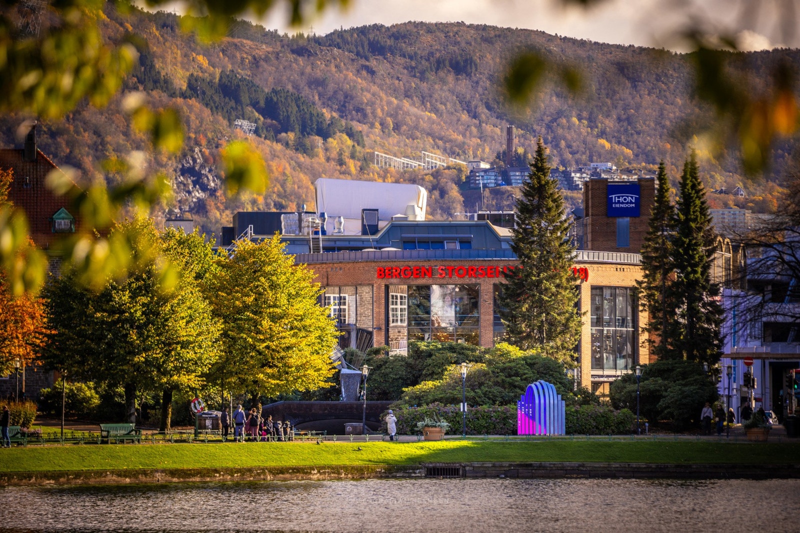 Bergen Storsenter ligger rett ved togstasjonen og byr på et av byens største utvalg av butikker samlet under ett tak. Et praktisk og populært sted for både handling og møtepunkter i sentrum. Galleribilde