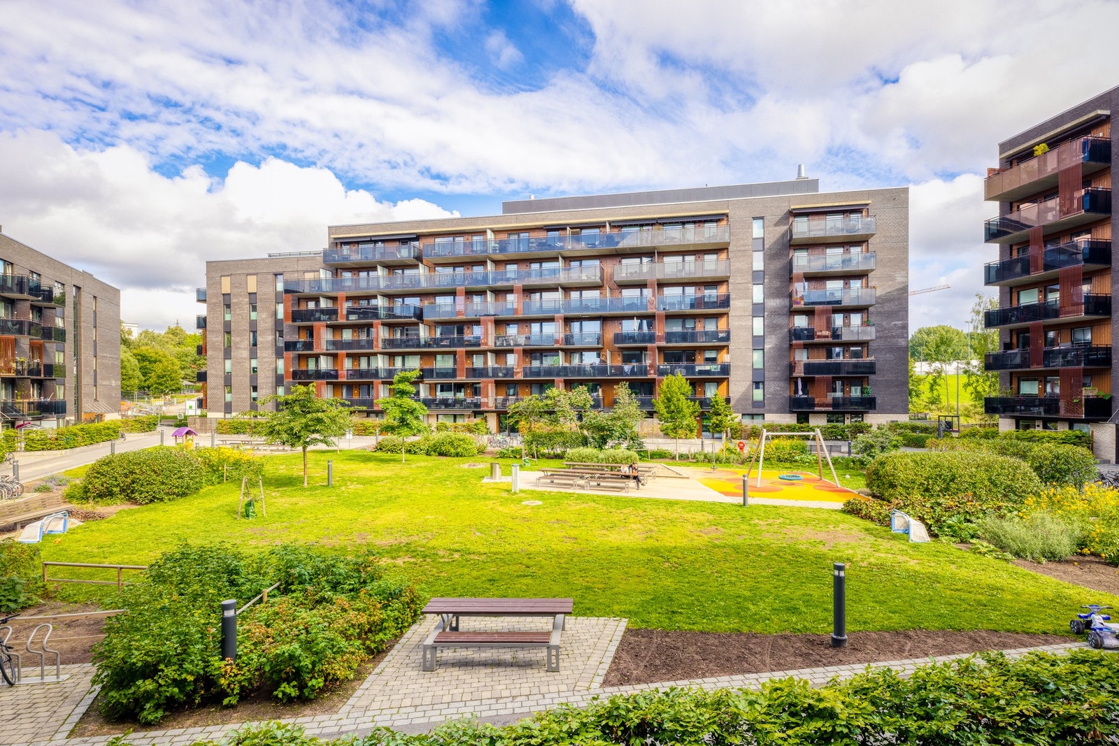 Fine uteområder med beplantning og lekeplass. Galleribilde
