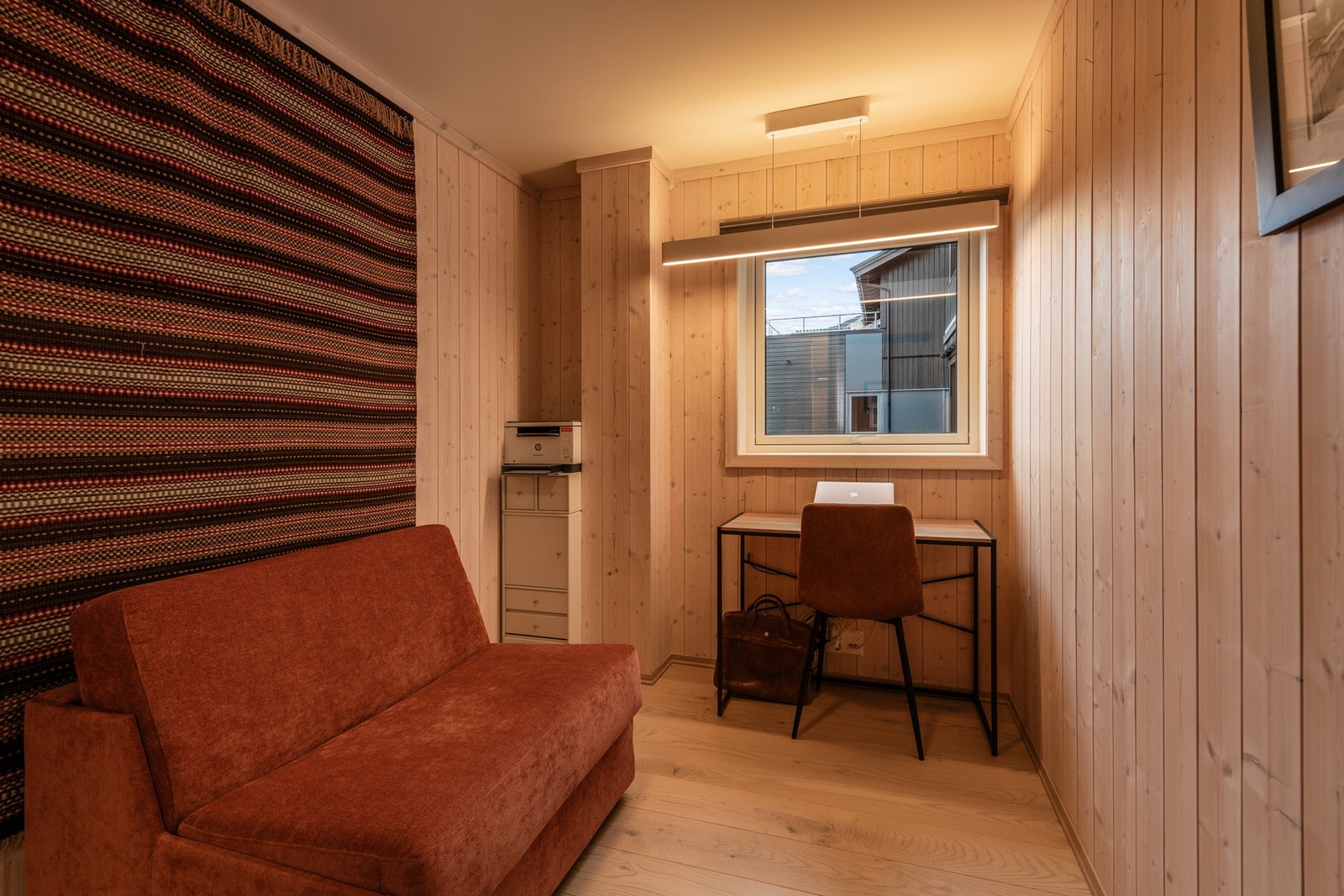 Soverom brukt som kontor Galleribilde