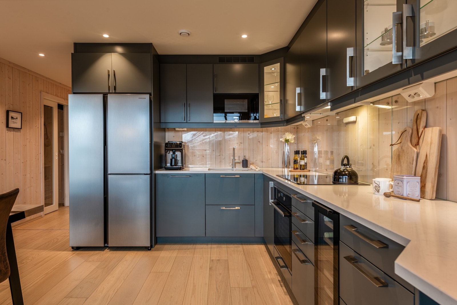 Lekkert kjøkken med alt man trenger for å trylle frem de lekreste retter Galleribilde