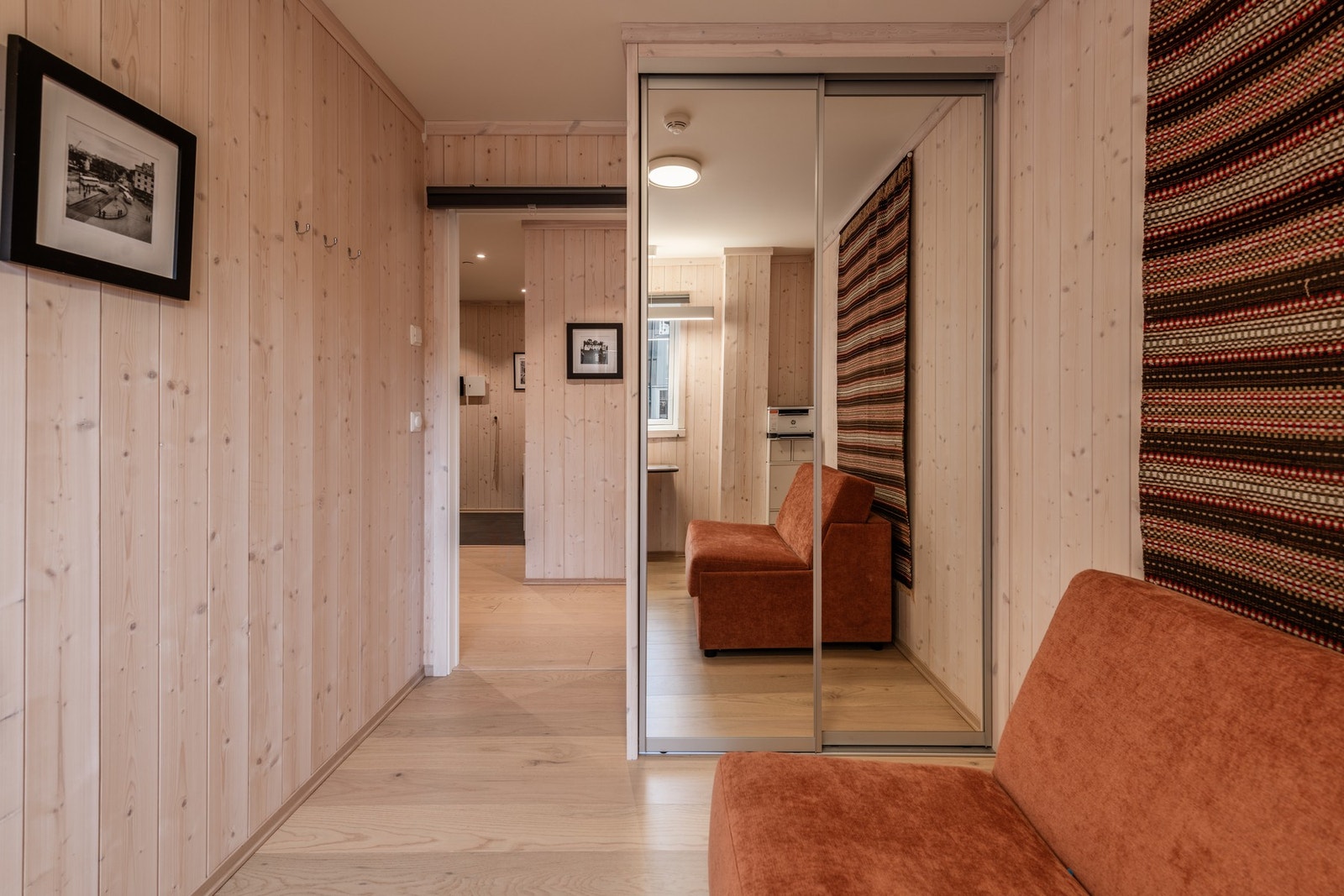 Praktisk, innebygd garderobeskap Galleribilde