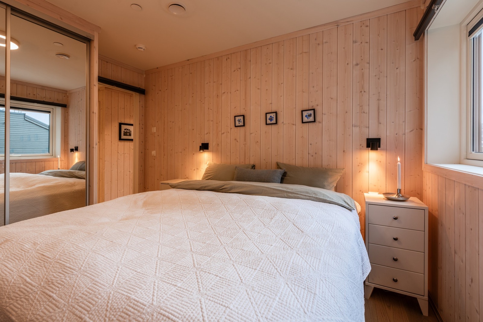 Soverommet har praktisk garderobeskap Galleribilde